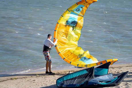 ¿Cómo levantar la cometa de kitesurf?
